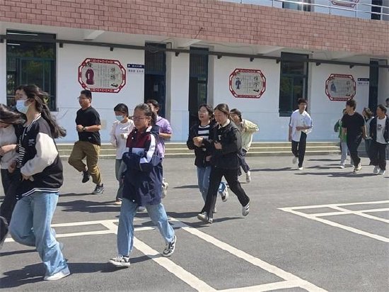 肥东县众兴中学举行防灾减灾应急疏散演练