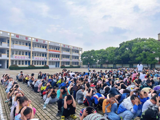 庐江县白山镇明德小学开展2024年"5.12"防震减灾演练活动