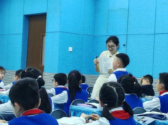 田敏,黄洋,刘曼曼三位老师执教二年级下册《大象的耳朵》.
