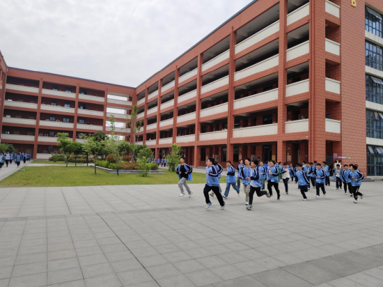 蒙城县三义路中学齐山路校区举办防灾减灾疏散演练活动