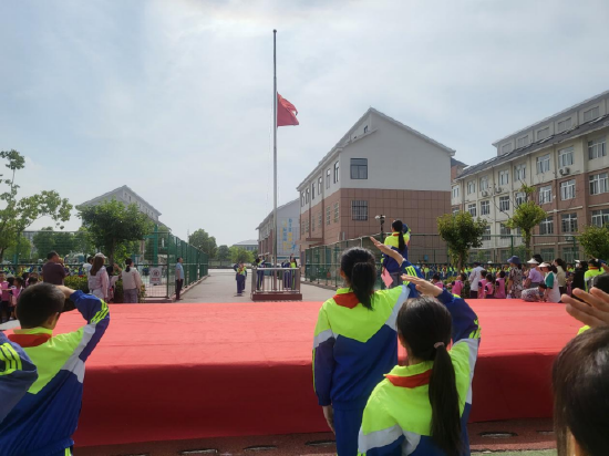 凤阳县西华路小学举行"文明在我心 礼貌伴我行"主题升旗仪式