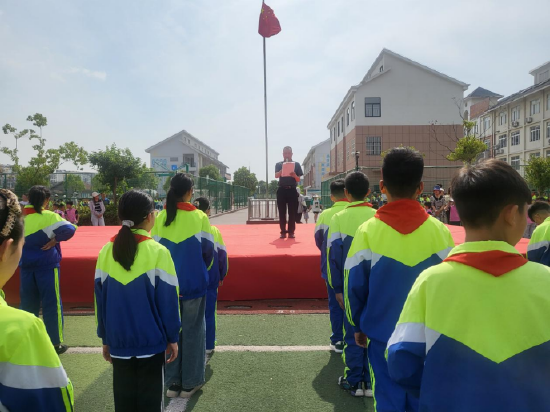 凤阳县西华路小学举行"文明在我心 礼貌伴我行"主题升旗仪式