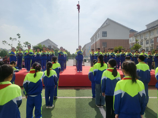 凤阳县西华路小学举行"文明在我心 礼貌伴我行"主题升旗仪式