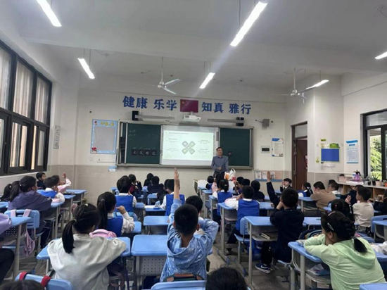 "家"点精彩 "育"见美好——淮河路第三小学映月校区开展四月份家长进