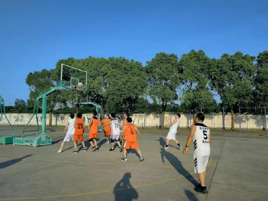 老当益壮驰球场 生龙活虎续友谊 ——汤池镇万山镇教育系统职工篮球