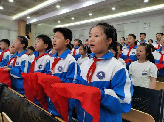 小小红领巾 闪闪在我心 ——歙县行知小学举行一年级新队员入队仪式