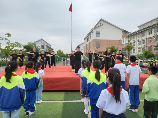 凤阳县西华路小学举行"欢度六一 多彩童年"主题升旗仪式