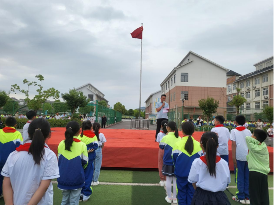凤阳县西华路小学举行"欢度六一 多彩童年"主题升旗仪式