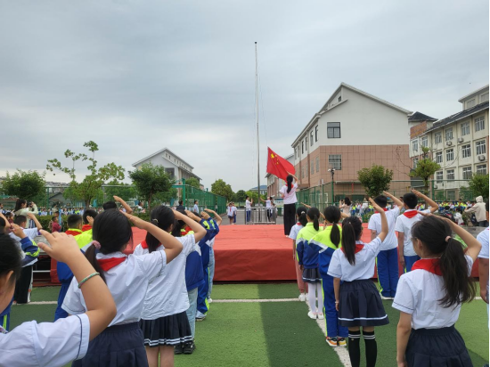 凤阳县西华路小学举行"欢度六一 多彩童年"主题升旗仪式