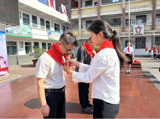 凤阳县刘府镇中心小学"争做新时代好队员"新队员分批入队仪式