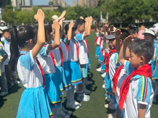 燃红色薪火 做峥嵘少年——合肥市望湖小学一年级首批少先队员入队