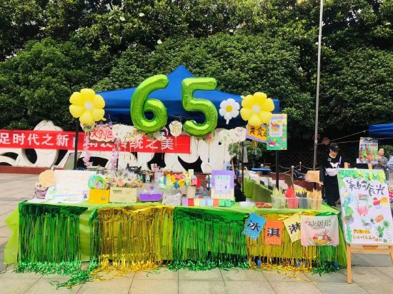 设计"店铺"名称,"卖场"口号,亲手绘制宣传手报,将精心准备的diy手工