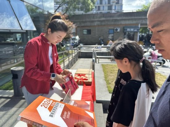 考生和送考家长在黄山新华书店助考点前都有收获