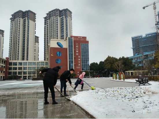 合肥市淝河小学铲雪行动齐上阵情暖校园保安全