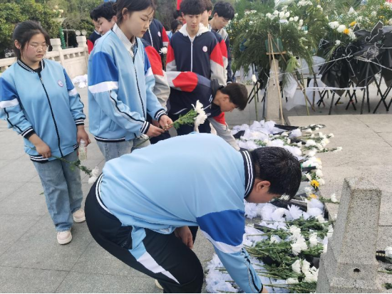 鲜花献英烈 哀思寄忠魂——宿州应用技术学校开展清明祭英烈活动