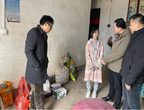 他们详细询问了该学生的家庭情况,学习进展和生活需求,倾听了她的心声