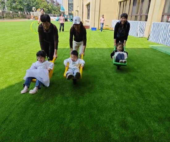 本次活动,不仅拉近了孩子和幼儿园的距离,让他们体验到幼儿园学习生活