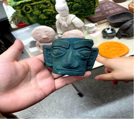 走进图书馆查阅历史文献,通过网络查找文物模型制作方法,使用陶泥