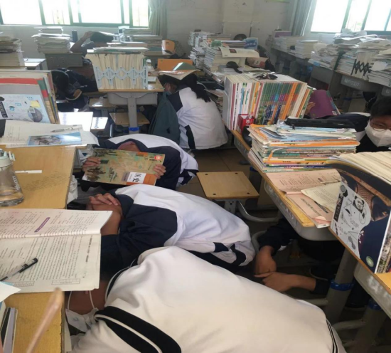 巢湖市槐林中学举行512地震应急疏散演练活动