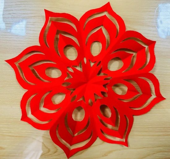 合肥市蓝光融熠幼儿园巧手剪窗花童心赏民俗