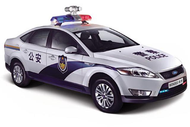 男子醉驾路中央睡着 将车停在警车旁边