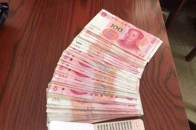游客大意丢现金 民警垃圾堆里帮寻回