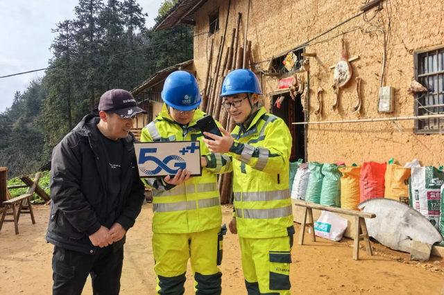 安徽移动装维人员在黄山红哥老家门口做网络测试