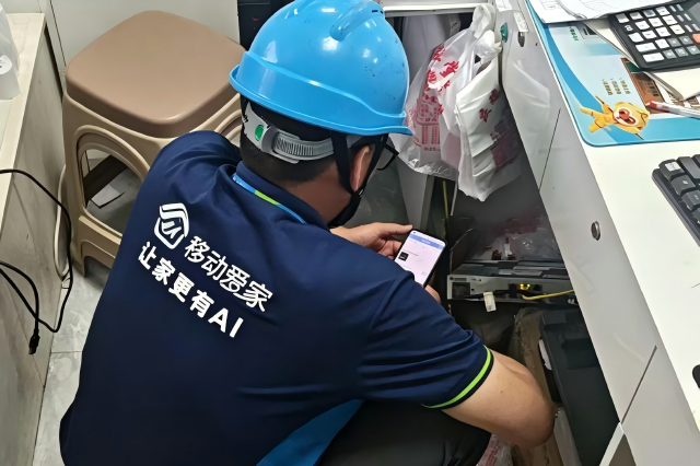 网格经理魏祥仔细询问酒店网络布线问题