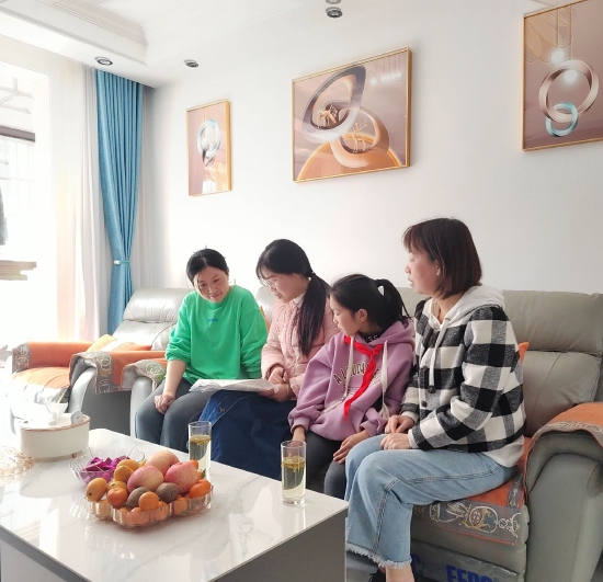 家访前,学校德育处进行了周密部署,要求各班快速摸清学生情况,其次