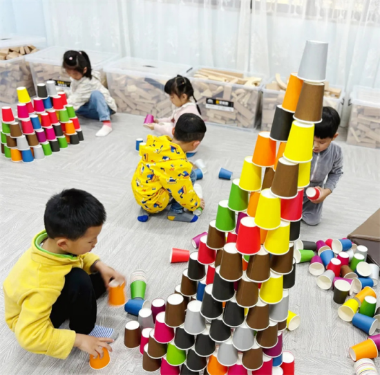合肥市庐阳实验幼儿园教育集团四里河畔园:创意纸杯 快乐搭建