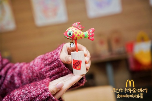 汪满田鱼灯非遗代表性传承人汪春燕老师分享鱼灯文化故事，现场展示鱼灯涂绘 （鱼灯主题冰箱贴）