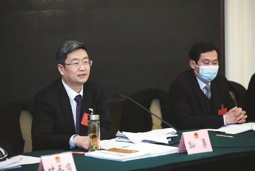 任泽锋孙勇范荣晖参加分组审议讨论!