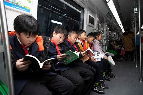 合肥50名小学生试乘合肥三号线书香地铁