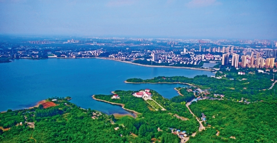 滁城城西水库水面碧蓝如画(计成军摄)