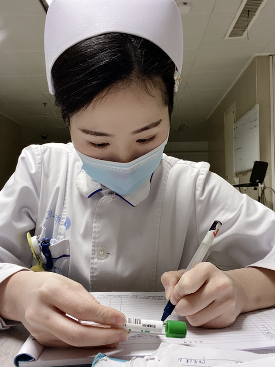 94年消化内科护士汪泽洲说:"坚定信念,我们一定会战胜这次疫情.