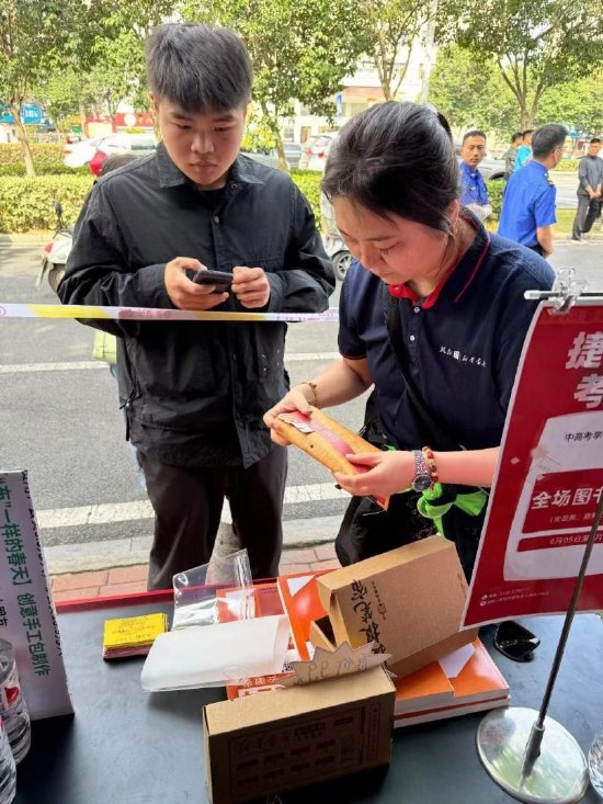 考生在阜阳新华书店助考服务点购买“捷报笔帘”