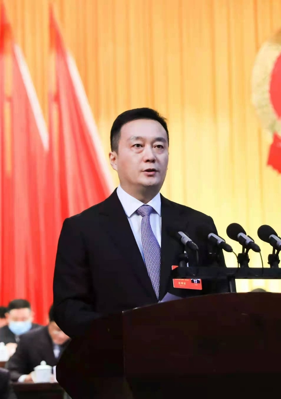 在铜陵市人民政府市长孔涛作的《政府工作报告》中,深入贯彻落实省委