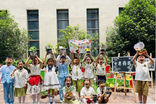 楼梯间,花丛中,摆放着清廉文化主题书法,绘画,手抄报展示,机器人,乐高