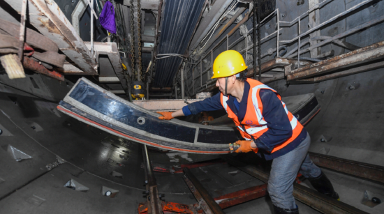 每一片管片都要经过管片拼装手运送至拼装区域并严格审核止水条是否密