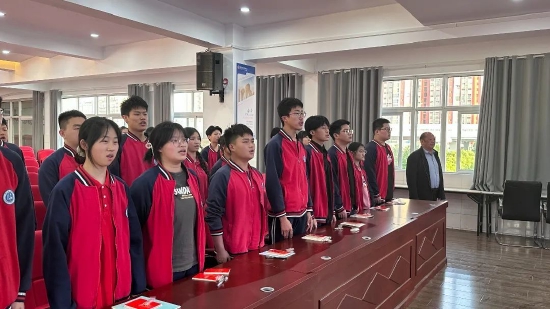 高举团旗跟党走青春献礼二十大肥东凯悦中学团委举行新团员宣誓仪式