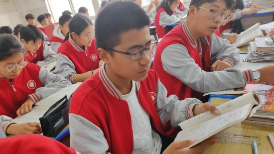 以书声润耳与智者同行砀山县第二初级中学到安徽省砀山中学开展校级