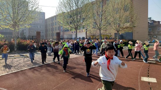 肥东县撮镇学区中心学校:开展消防疏散演练 筑牢安全防火墙