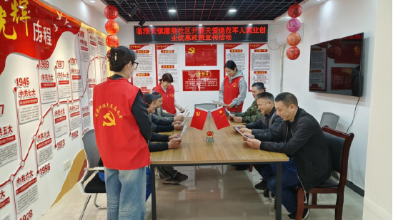 凤阳县临淮关镇濠梁社区"红色驿站"开展关爱退役军人就业创业政策宣传