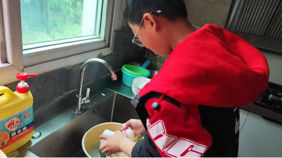 小手创造美好:庐江县同大镇农林小学学生五一劳动纪实