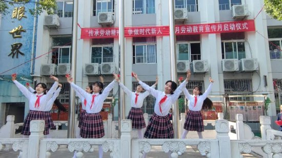 德育处领导宣读了"四月启明先进班级"名单,戴鹏程校长,罗勇副校长,周