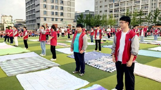 展劳动风采 促习惯养成 ——界首一中举行"叠被子"比赛
