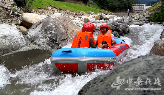 中安在线 中安新闻客户端讯 烈日炎炎,安徽金寨县大湾村开发的漂流