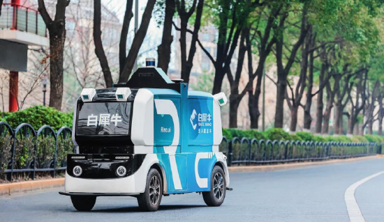 白犀牛智达(合肥)科技有限公司的无人驾驶配送车行驶在合肥街头为居民
