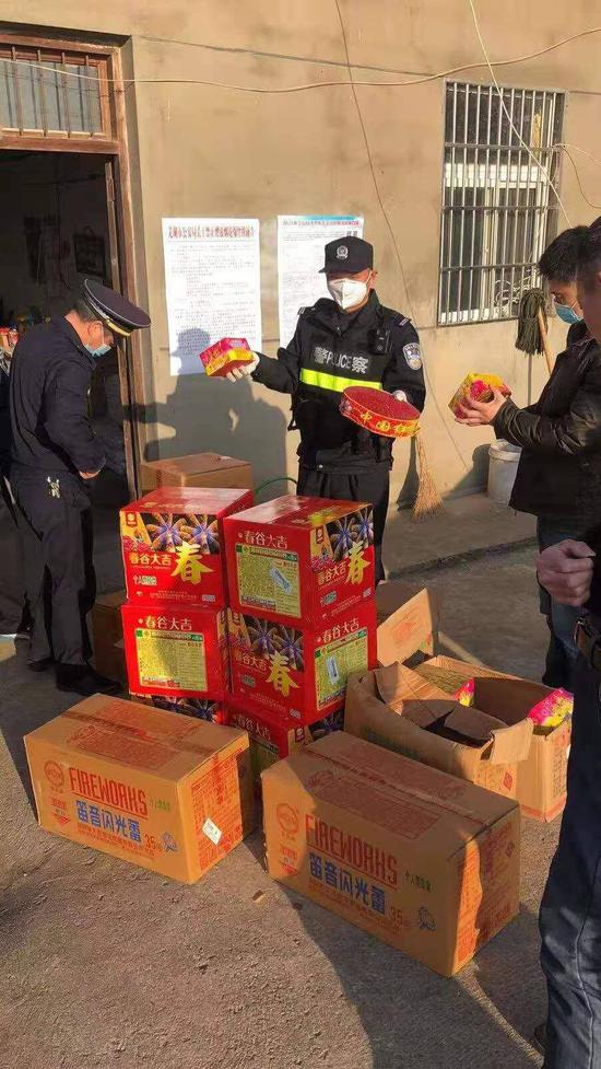 发现农庄村一日杂商店非法储存,销售烟花爆竹,抓获违法嫌疑人强某某