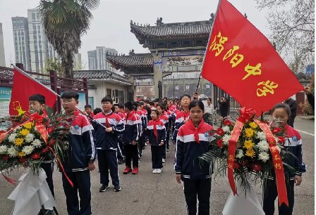 缅怀革命先烈树牢总体国家安全观涡阳中学开展清明祭烈士活动